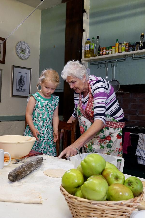 Bild 1 von 5: Großmutter Marian Harrison erklärt ihrer Enkelin April, wie sie ihren Apfelkuchen zubereitet.