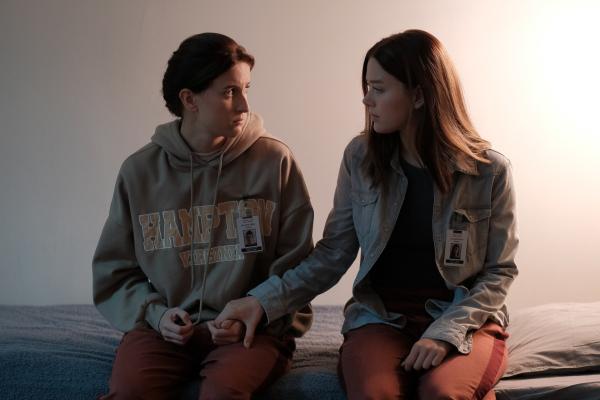 Bild 1 von 3: Luce (Jessica Alexander, r.) stellt Mitbewohnerin Arriane (Josefine Koenig, l.) zur Rede - und macht ihr zugleich ein Versprechen.