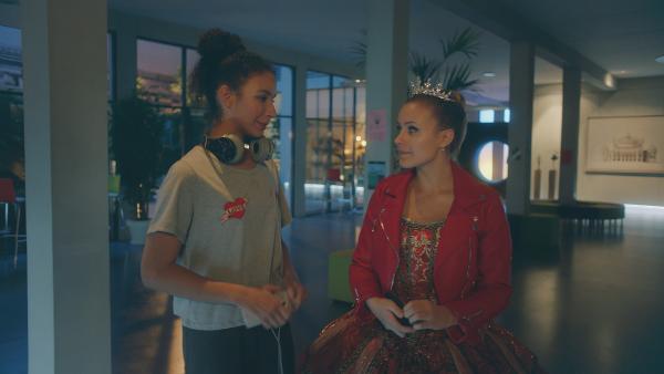 Bild 1 von 4: Ines (Eubha Akilade, l.) hat Lena (Jessica Lord, r.) heimlich zurück in die Schule geschmuggelt. Lena war zu lange draußen gewesen, auf der Suche nach Henri.