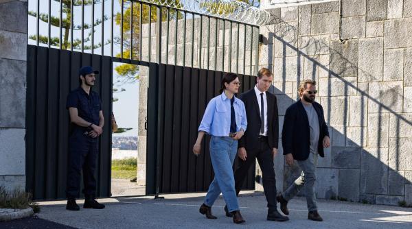 Bild 1 von 17: Gefängnisbesuch (v. li. n. re.): Subcomissária Rosado (Eva Meckbach), Kommissar Lost (Jan Krauter) und Inspektor Esteves (Daniel Christensen) auf dem Weg zu einem Verhör.