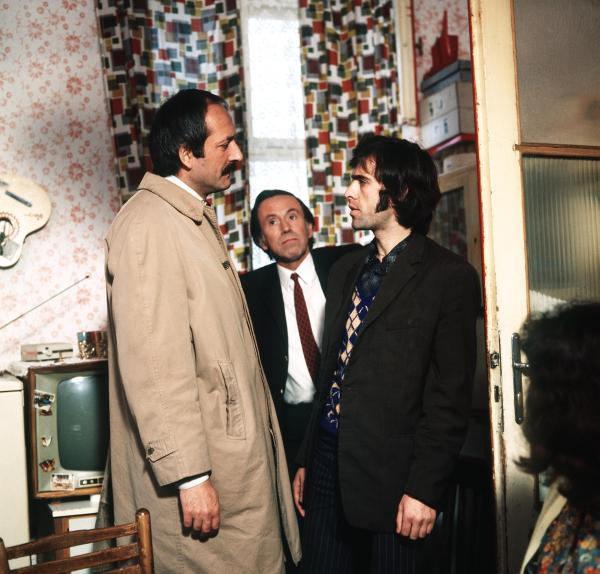 Bild 1 von 13: Im Bild (v.li.): Peter Vogel (Kottan), C. A. Tichy (Schrammel), Rainer Hauser (Gernot Doplik).