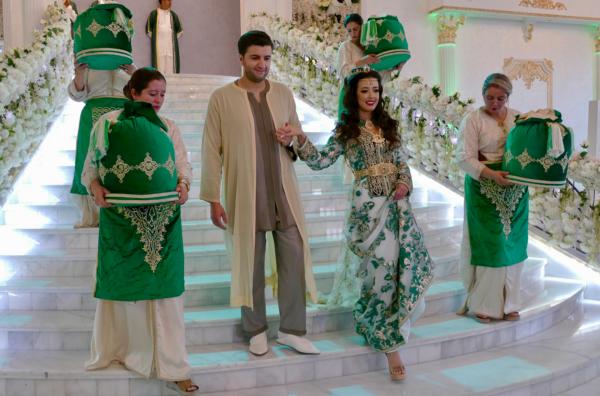 Bild 1 von 5: Die junge Braut Yousra und Bräutigam Othman bei der Henna-Zeremonie