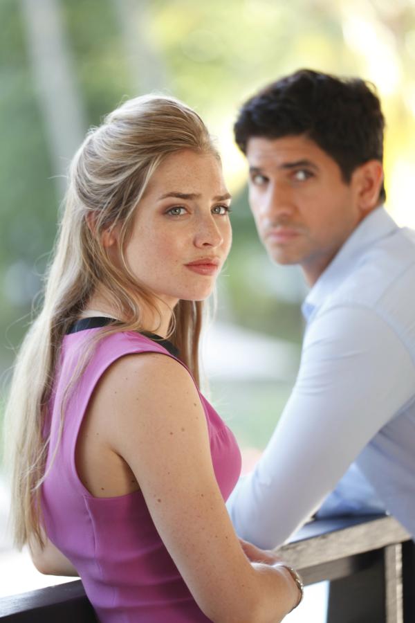 Bild 1 von 5: Helen (Sophie Colquhoun) und Adam (Raza Jaffrey) haben beide ihre Geheimnisse voreinander. Wäre einer von ihnen deshalb wirklich fähig zu einem Mord?