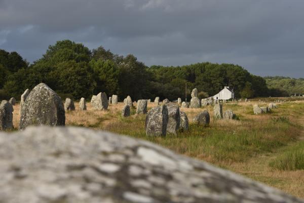 Bild 1 von 15: Carnac in der Bretagne ist berühmt für seine Menhir-Reihen, die sich über mehrere Kilometer erstrecken. Sie stehen auf dem freiem Feld, aber auch in den Wäldern der Gegend. Die große Frage: Warum wurden sie errichtet?