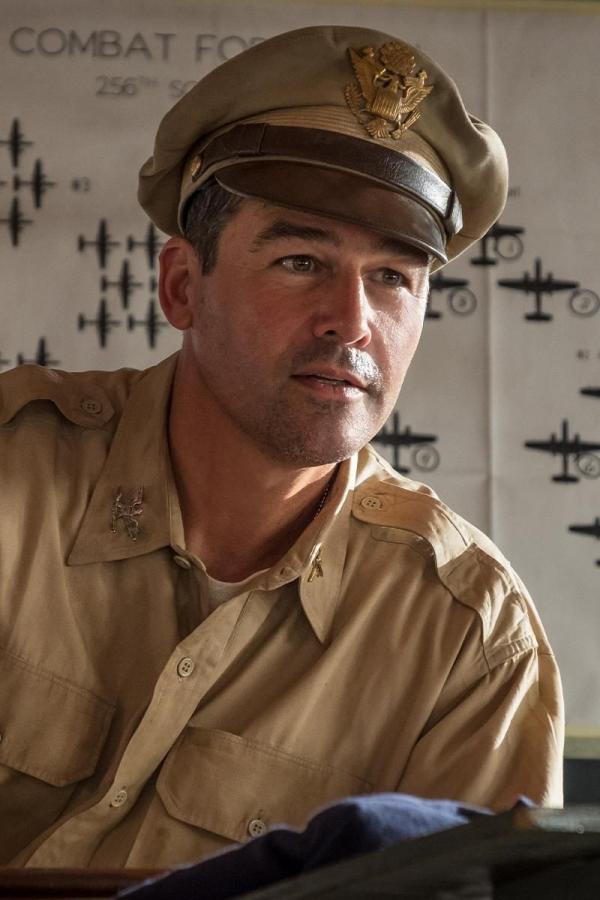Bild 1 von 7: Colonel Cathcart (Kyle Chandler)