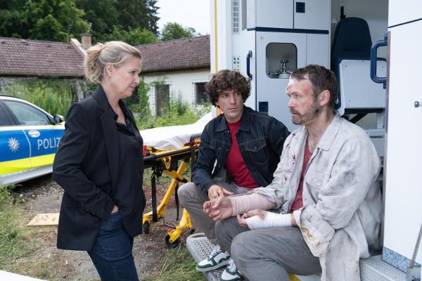 Bild 1 von 8: Im Bild: Die Polizeikommissare Vera Lanz (Katharina Böhm, l.) und Korbinian Kirchner (Jonathan Hutter, M) versuchen einen Zeugen (Matthias Ziesing, r.) zu befragen, der sich jedoch an nichts erinnern kann.