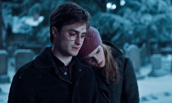 Bild 1 von 19: Die Suche nach den Horkruxen und der Kampf gegen den dunklen Lord und seine Handlanger verlangt von Harry (Daniel Radcliffe, l.) und Hermine (Emma Watson, r.) einiges ab. Sogar ihre Freundschaft mit Ron steht plötzlich auf dem Spiel ...