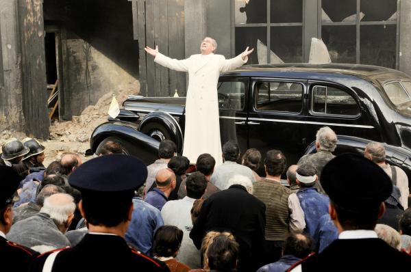 Bild 1 von 18: Im Bild: Der Zweite Weltkrieg hat Rom erreicht. Vom Leid der Menschen erschüttert, bittet Papst Pius XII (Remo Girone) um Frieden.