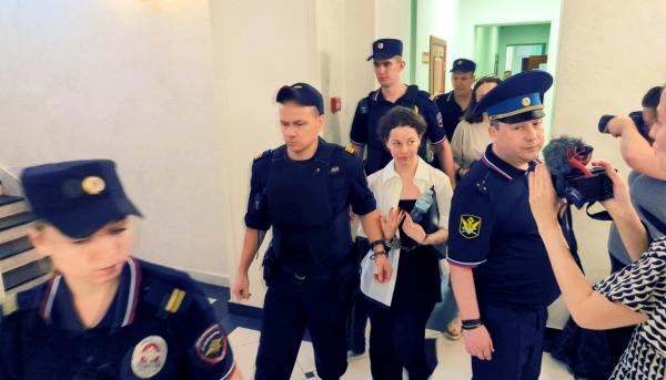 Bild 1 von 8: Der Prozess gegen die Theaterregisseurin Evgenia Berkovich gilt als Präzedenzfall, weil zum ersten Mal seit dem Zerfall der Sowjetunion, Kulturschaffende für ihr Kulturschaffen ins Gefängnis kamen. Kritiker bezeichneten den Prozess als einen Schauprozess wie zu Stalins Zeiten.