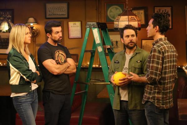 Bild 1 von 8: (v.l.n.r.) Dee Reynolds (Kaitlin Olson); Mac (Rob McElhenney); Charlie Kelly (Charlie Day); Dennis Reynolds (Glenn Howerton)