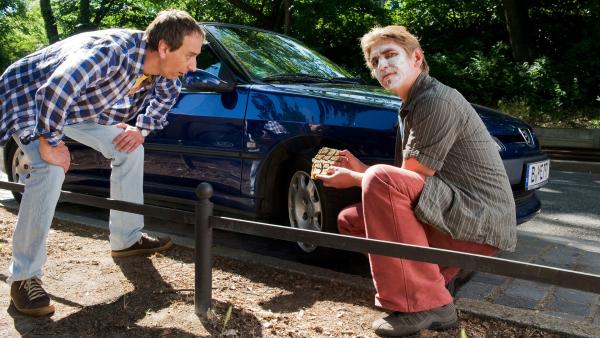 Bild 1 von 9: Bleibt noch eine Spur: Der Reifenabdruck vom Tatort. War Svens (Oliver Dupont, l.) Exfrau am Bienenwagen? Fritz (Guido Hammesfahr, r.) überprüft das.