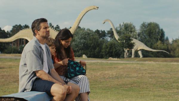Bild 1 von 3: Lisa (Chryssanthi Kavazi, r.), Frank (Tom Beck, l.) und Valentin (Karl Jonathan Bethge, M.) machen einen Ausflug in den Dinopark - der sich für Frank plötzlich zu einem Date mit Maia entwickelt.
