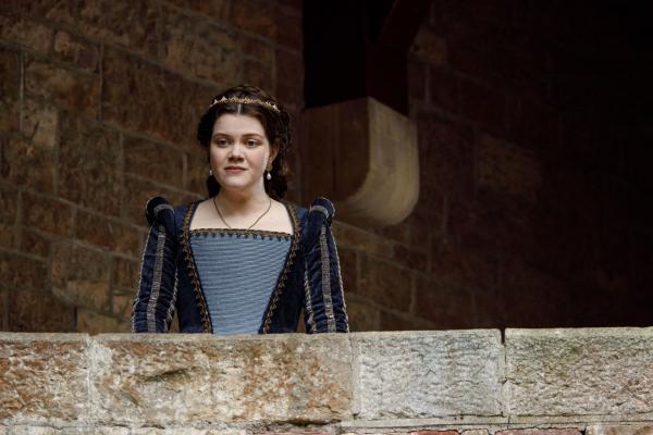 Bild 1 von 6: Meg Tudor (Georgie Henley)
