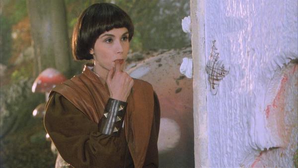 Bild 1 von 1: Prinzessin Fantaghirò (Alessandra Martines) kostet von dem Zuckerguss-Haus, in dem der böse Zauberer Tarabas die Königskinder gefangen hält.