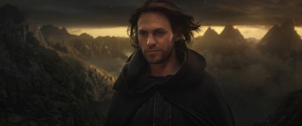 Bild 1 von 5: Halbrand (Charlie Vickers) gibt seine wahre Identität preis.