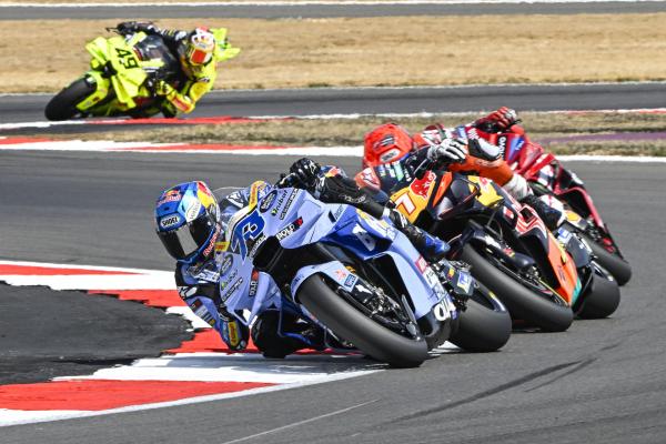Bild 1 von 2: Alex Marquez at MotoGP World Championship Stop 12 on August 9, 2026 at Silverstone, United Kingdom // SI202608090275 // RBMN / MotoGP World Championship / 2026 / Stop 12 - Silverstone, Great Britain // Gold & Goose / Red Bull Content Pool
