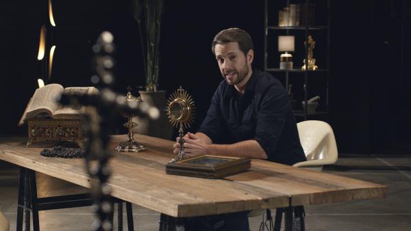 Bild 1 von 14: Um sich vor Hölle und Fegefeuer zu schützen, wurden die Gebeine der Heiligen angebetet, sogenannte Reliquien. Die wertvollsten Überbleibsel präsentiert Mirko Drotschmann an einem Tisch, die angeblich direkt von Jesus stammen sollen.