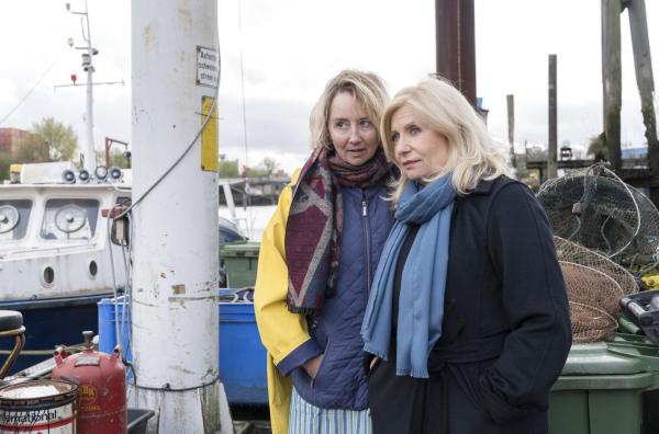 Bild 1 von 8: Heike Frenzen (Imke Büchel, l.); Isabel von Brede (Sabine Postel, r,)