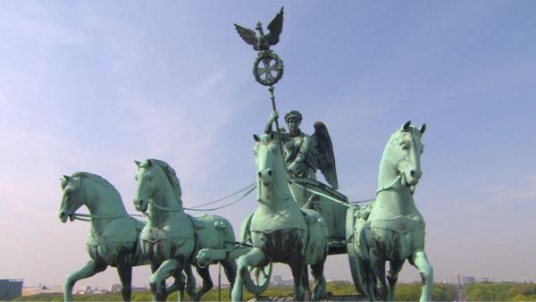 Bild 1 von 1: Staat und Gesellschaft in Deutschland sind herausgefordert, wie seit langem nicht - Krieg in Europa, Klimawandel, Wirtschaftsflaute und Corona-Folgen.