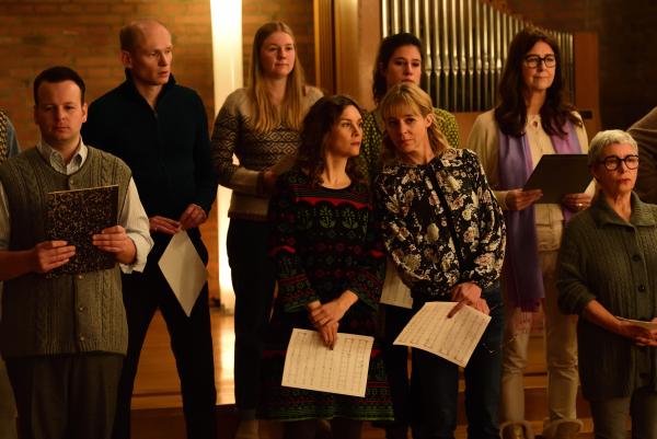 Bild 1 von 15: Angelika Flierl (Bernadette Heerwagen, 2.v.r.) knüpft  Freundschaften in ihrem neuen Chor. Gerade Olivia Fallmerayer (Kathrin von Steinburg, M.) findet sie sympathisch. Doch nicht alle ihrer Kolleginnen und Kollegen sind so harmlos, wie sie auf den ersten Blick wirken.