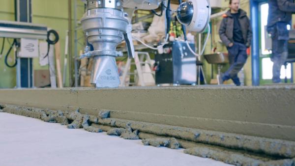 Bild 1 von 4: Zeile für Zeile zum Traumhaus: Der 3D-Drucker der dänischen Firma Cobod kann in wenigen Tagen ein ganzes Haus bauen, Verzeihung: drucken.