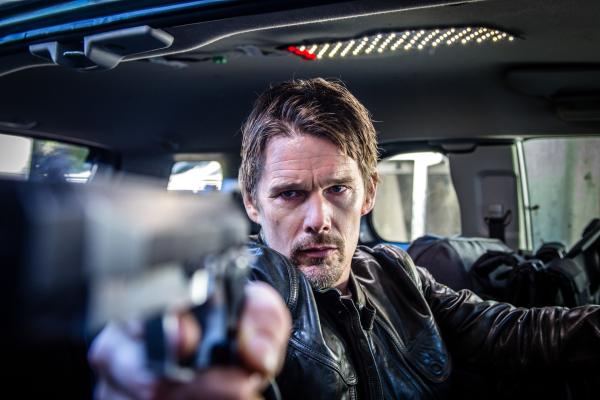 Bild 1 von 12: Ex-Söldner Travis Conrad (Ethan Hawke) nimmt noch einmal einen Auftrag an - mit fatalen Folgen.