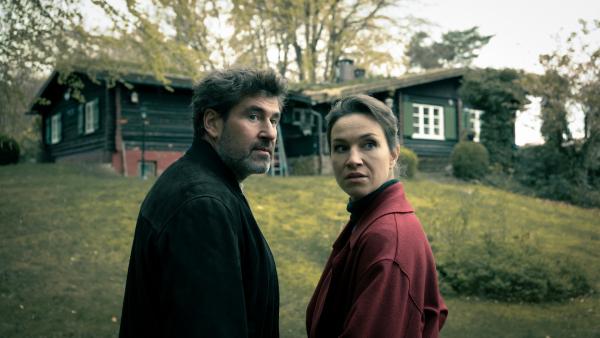 Bild 1 von 11: Georg König (Stephan Szász) und Katharina Tempel (Franziska Hartmann) stoßen auf ein einsames Haus, in dem ein weiteres Opfer lebt.