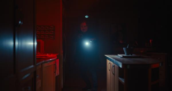 Bild 1 von 10: Rico (Kim Coates), der Kopf der Einbrecherbande, macht im Finale persönlich Jagd auf die ihm unliebsame Zeugin Sophie.