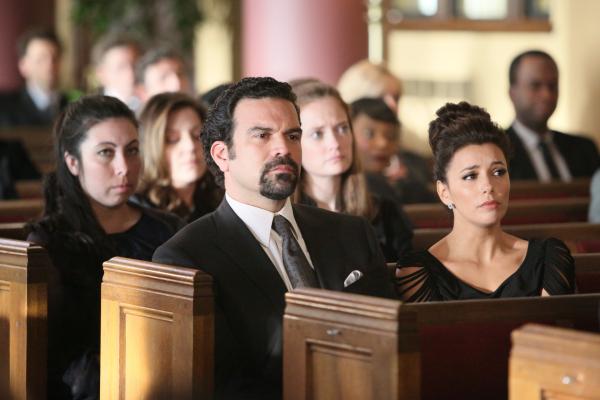 Bild 1 von 41: Nehmen Abschied von Mike: Gabrielle (Eva Longoria, vorne r.) und Carlos (Ricardo Antonio Chavira, vorne l.) ...