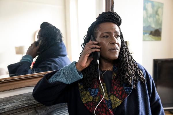Bild 1 von 9: Ellis (Sharon D Clarke) versucht, ihre Tochter anzurufen.