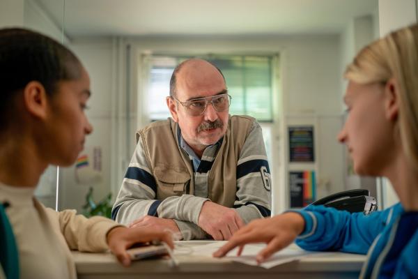 Bild 1 von 10: Im Bild: Alyssa van Ommeren (Rosi), Cees Geel (Henry), Apollonia Sterckx (Jitte).