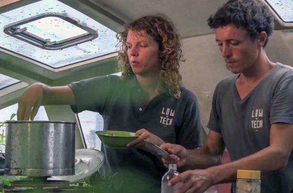 Bild 1 von 3: Claire zeigt Corentin, was man mit Mikroorganismen alles machen kann.