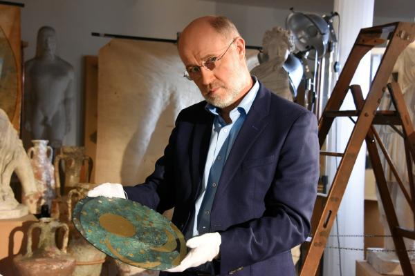 Bild 1 von 16: Harald Lesch mit einer Nachbildung der Nebra-Scheibe, die als früher Himmelskalender gilt.in Verbindung mit der Sendung bei Nennung ZDF/Peter Prestel