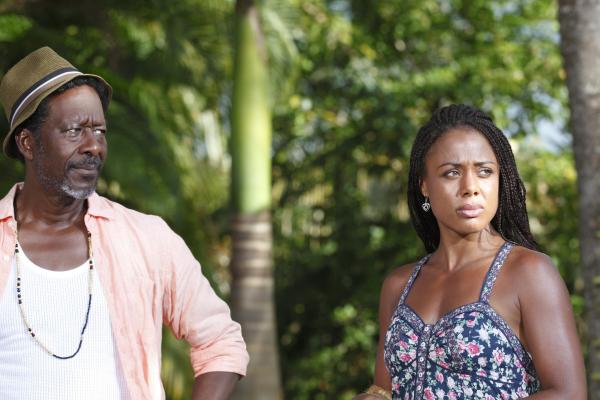 Bild 1 von 5: Lena (Nina Toussaint-White) hatte eine Affäre mit dem Opfer, weshalb sie als Verdächtige gilt. Doch welche Beziehung hatte Camilles Vater Marlon (Clarke Peters) zu dem Politiker und wieso taucht er nach all der Zeit plötzlich wieder auf?