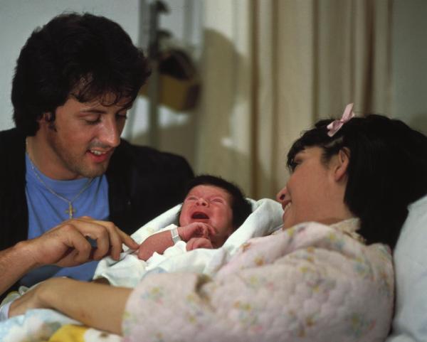 Bild 1 von 9: Eine glückliche Familie: Rocky Balboa (Sylvester Stallone, l.) mit Frau Adrian (Talia Shire, r.) und Baby ...