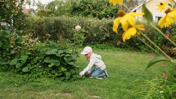 Bild 1 von 2: Vilda (Sofia Sittnikow) gräbt nach einem  Schatz.