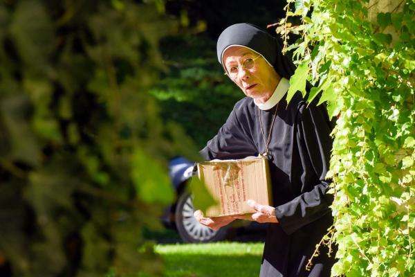 Bild 1 von 15: Im Bild: Schwester Felicitas (Karin Gregorek) erhält erneut ein Paket.