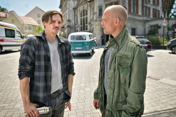 Bild 1 von 12: Kommissar Micha Oberländer (Matthias Koeberlin, r.) spricht vor der alten Villa mit Raphael Stadler (Christopher Schärf, l.), dem Betreuer des Feriencamps.