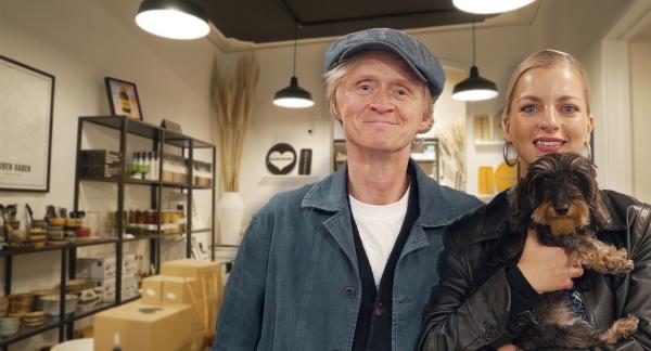 Bild 1 von 2: Das Herrengedeck des kleinen Mannes. SWR Moderator Pierre M. Krause trifft Podcasterin Laura Larsson - mitten ins Zwerchfell. Nachdem sie ordentlich Kohle im Kasino verzockt haben, wird hemmungslos rumgeleckt - bis es Laura zu peinlich wird und sie ihren Hund Mara von Pierre loseist.