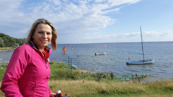 Bild 1 von 1: Moderatorin Andrea Grießmann erkundet die Insel Fehmarn.