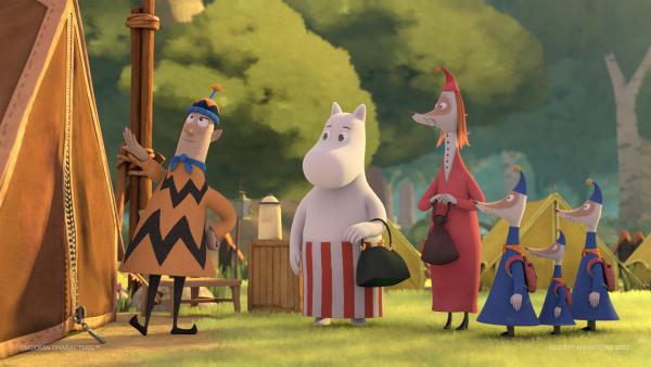 Bild 1 von 2: Campingmeister Frisch (li.) ist nie um Eigenlob verlegen und erklärt Muminmama (2.v.li.) und Frau Fillifjonk (3.v.li) die Vorzüge des Zeltens.