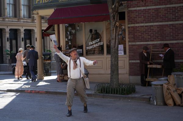 Bild 1 von 8: Der Zeitungsjunge (Paul Sedlmeir) bringt schreckliche Nachrichten. Die Börse ist zusammengebrochen. Die Welt steht am Abgrund. Aber jede Krise ist nur eine dornige Chance.