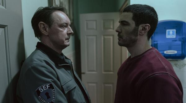 Bild 1 von 19: Auge in Auge: Der Justizbeamte Joe (Steven Elder) mit dem Kriminellen Tibor Stone (Tahar Rahim, re.).