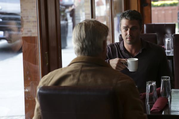 Bild 1 von 13: (l-r) Treat Williams as Benny Severide, Taylor Kinney as Kelly Severide -- (Photo by: Elizabeth Morris/NBC)