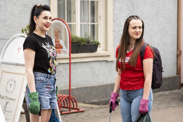 Bild 1 von 6: Tina (Anita Eichhorn, links) und Maja (Godiva Adela, rechts) sammeln Müll während Ramadama.