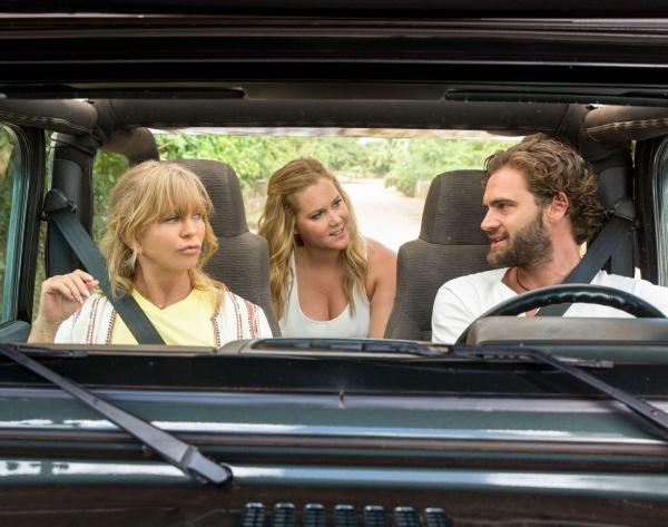 Bild 1 von 9: (v.l.n.r.) Linda Middleton (Goldie Hawn); Emily Middleton (Amy Schumer); James (Tom Bateman)
