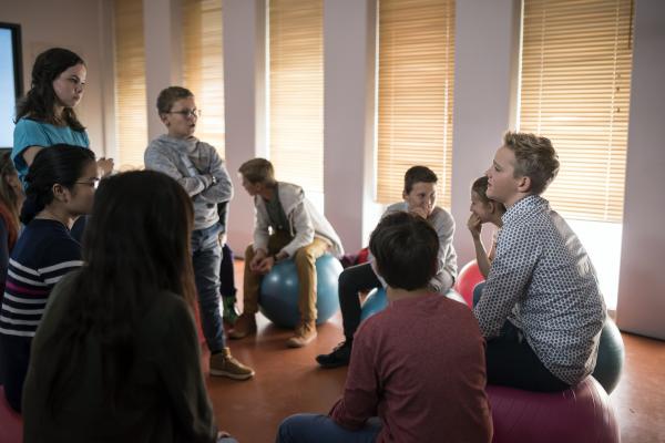 Bild 1 von 6: Der Streit um Jannis (Maximilian Scharr, rechts) und Henri (Jakob Menkens, mitte) eskaliert mitten in der Gruppendiskussion. Nicht nur Sarah (Selma Kunze) und Leon (Danil Aprelkov) sind empört über Jannis' Verrat.