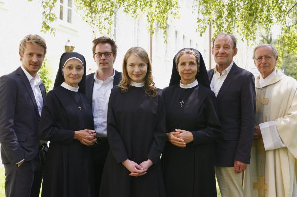 Bild 1 von 1: Gruppenfoto mit Nonne (v.l.n.r.): Fabian (Max von Pufendorf), Schwester Priorin (Eleonore Weisgerber), Danio (Johannes Zirner), Louisa (Anna Brüggemann), Schwester Barbara (Michaela May), Alfons (Michael Mendl) und Priester (Wilfried Klaus).