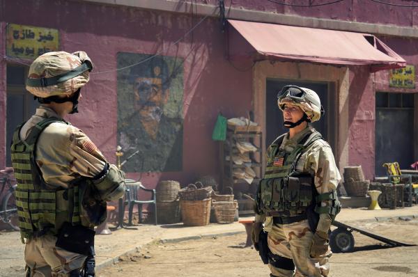 Bild 1 von 7: Krise beim US-Militär im zweiten Golfkrieg. Mitten in einem Vorort von Bagdad hat es gekracht. Frank (Tom Böttcher, l.) und Carol (Valerie Niehaus, r.) haben einen schweren Lackschaden an ihren Humvees verursacht. Ob das die Haftpflicht übernimmt?