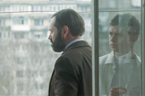 Bild 1 von 3: Yasha (Vladyslav Baliuk, re.) steht mit seinem Vater (Sergei Zdoronkov, li.) auf dem Balkon.